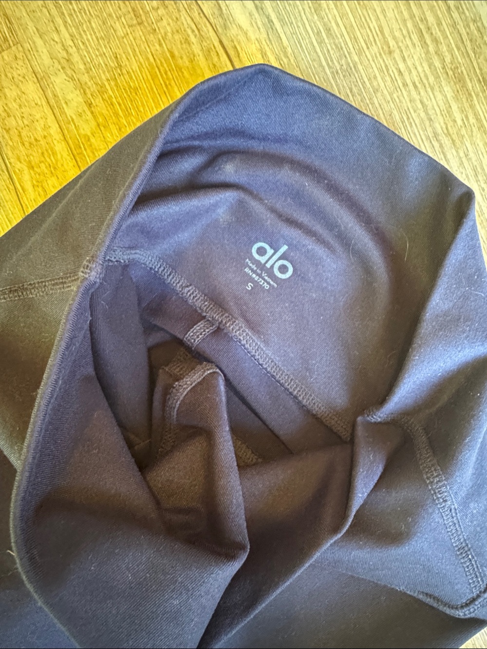 ALO Yoga Black Leggings with Subtle Logo - Picture 2 of 2